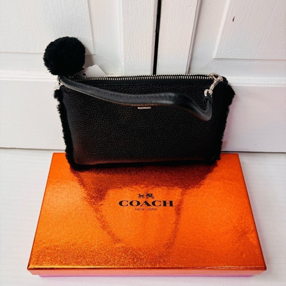 New COACH Black Shearling Trim Pebbled Leather Wristlet - Picture 6 of 6